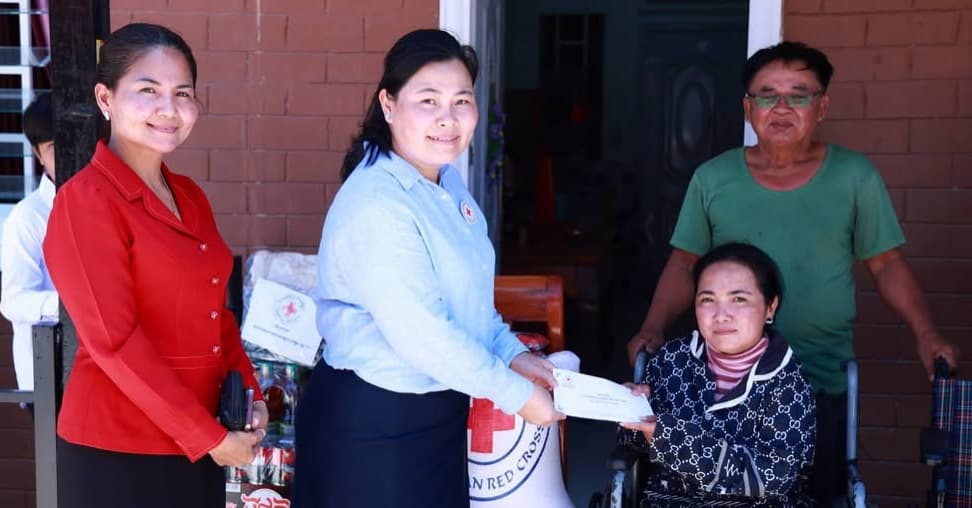 ឯកឧត្តម គួច ចំរើន ចាត់ឱ្យលោកជំទាវ ស្រ៊ុន ស្រីនាង ចុះសួរសុខទុក្ខ និងនាំយកអំណោយមនុស្សធម៌ជូនគ្រួសារជនមានពិការភាព ក្នុងក្រុងតាខ្មៅ