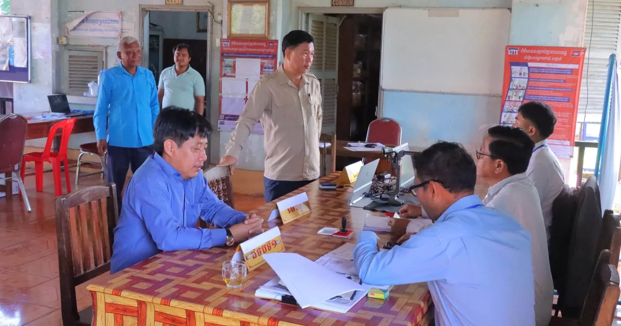 អភិបាលស្រុកកំពង់សីលា ដឹកនាំចុះពិនិត្យការចុះឈ្មោះបោះឆ្នោត និងធ្វើជីវមាត្រ ខណៈអាជ្ញាធរអំពាវនាវដល់ប្រជាពលរដ្ឋរួសរាន់មកចុះឈ្មោះ