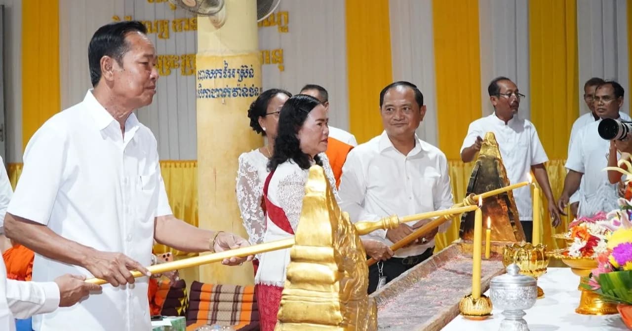 ឯកឧត្តម វង្ស ផាណាត ប្រធានក្រុមប្រឹក្សាខេត្តព្រះសីហនុ និងលោកជំទាវ អញ្ជើញដឹកនាំសមាជិក សមាជិកា មន្ត្រីរាជការសូត្រមន្តកាន់បិណ្ឌវេនទី២ នៅវត្តអូរត្រេះ