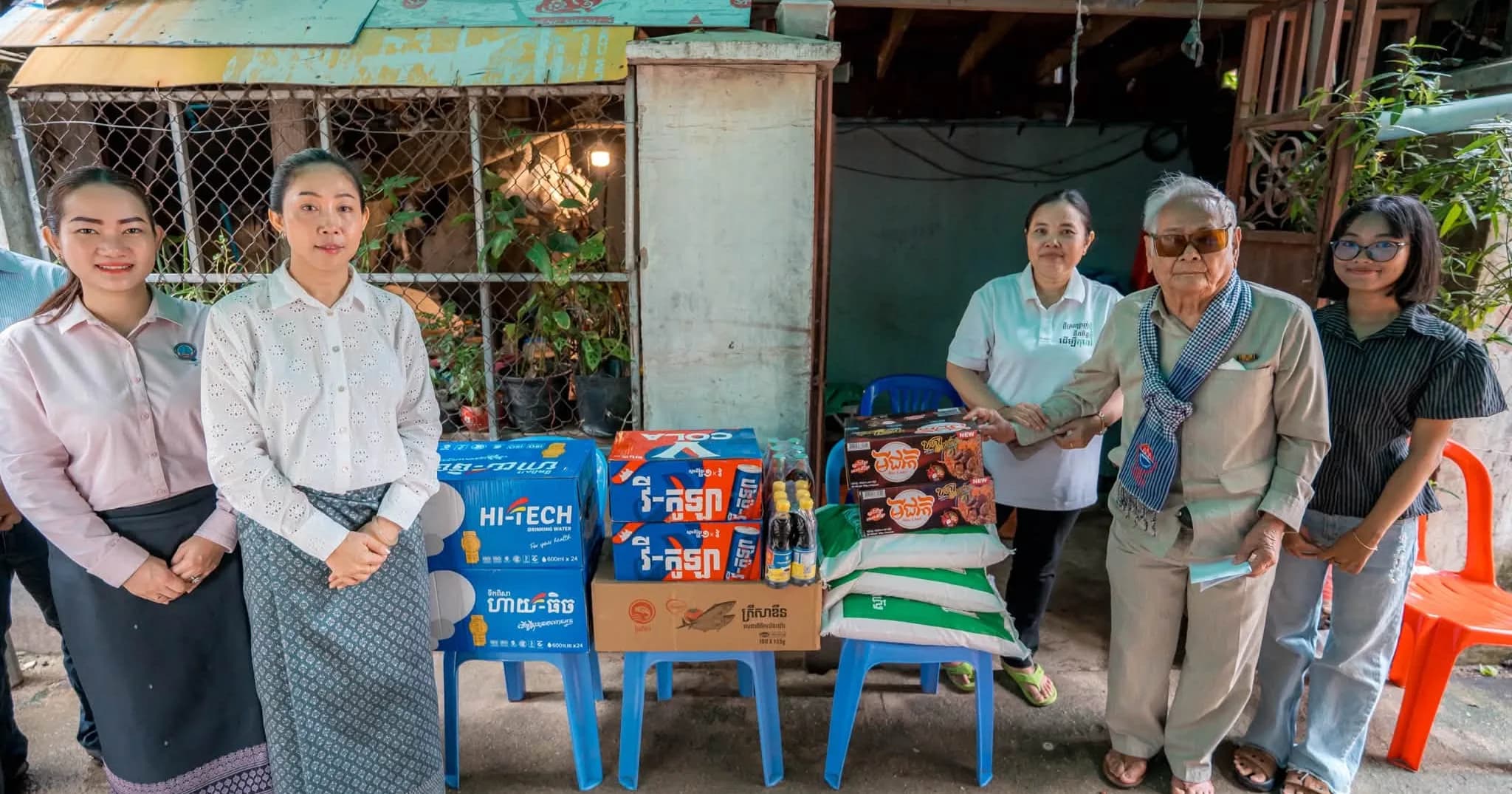 លោកជំទាវ ទុយ សិរីរតនៈ នេត្រភក្ត្រា អញ្ជើញចុះសួរសុខទុក្ខ និងនាំយកអំណោយឧបត្ថម្ភជូនលោក ចៅ សំអ៊ូច និវត្តជនក្រសួងព័ត៌មាន