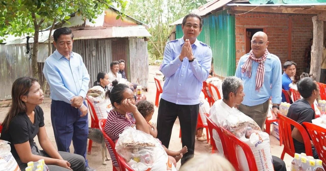 ឯកឧត្តម ម៉ាង ស៊ីណេត អភិបាលខេត្តព្រះសីហនុ ចែកអំណោយដ៏ថ្លៃថ្លារបស់សម្តេចធិបតី ហ៊ុន ម៉ាណែត និងលោកជំទាវបណ្ឌិត ជូនពលរដ្ឋទីទ័លក្រនៅក្រុងកំពង់សោម