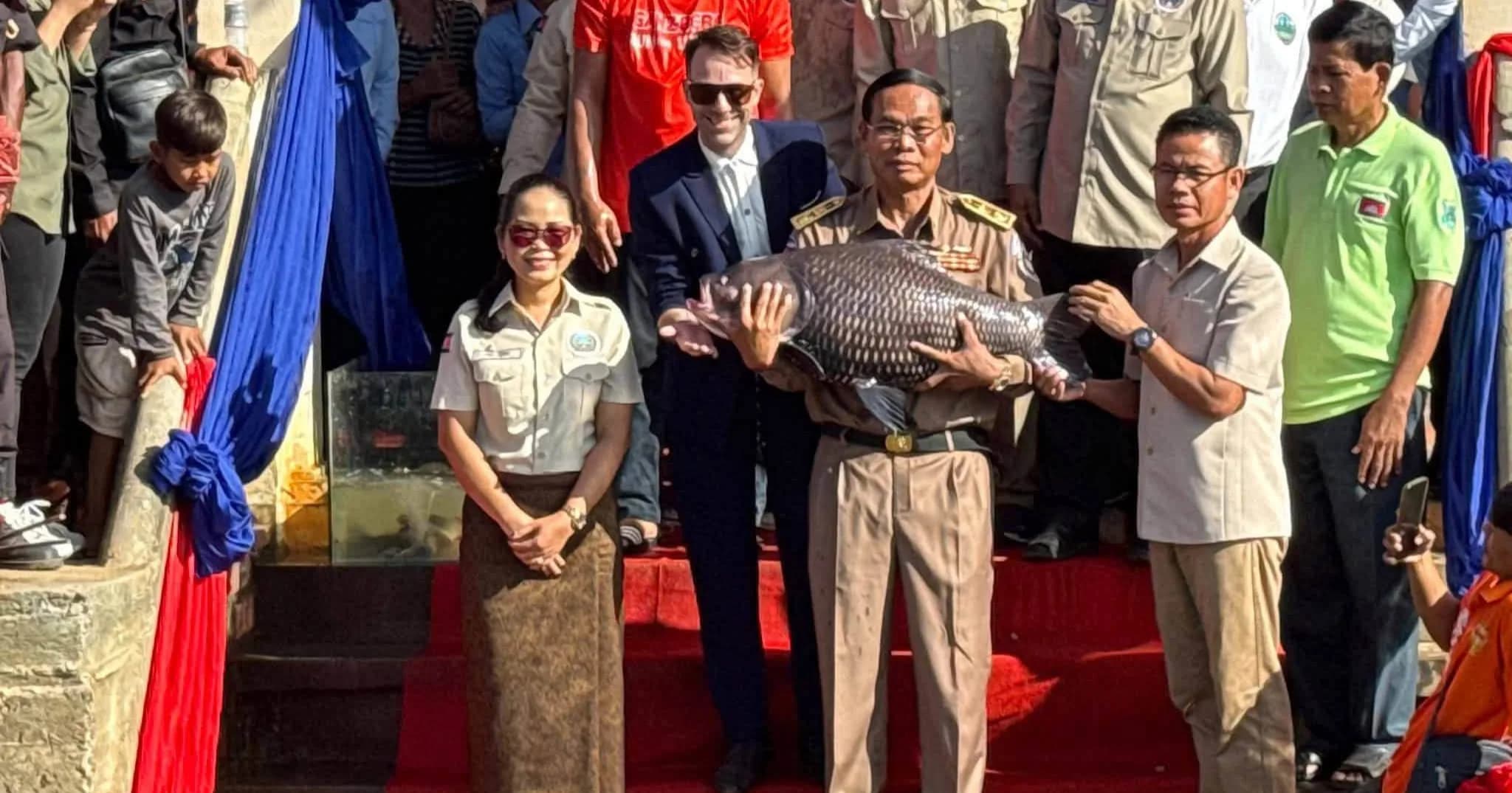 ពិធីប្រលែងកូនត្រីចំនួន ២០០០០០ក្បាល ក្រោមប្រធានបទ(ធនធានជលផលដើម្បីអនាគតខ្មែរ)នៅតំបន់ អភិរក្សវត្តស្វាយចាស់