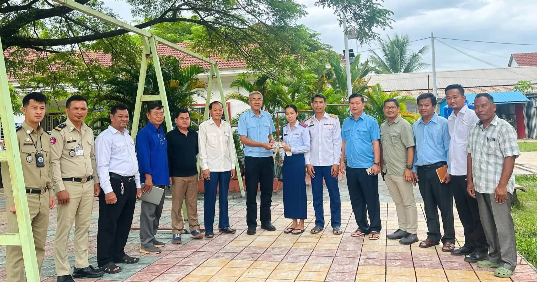 លោក សួន ដារ៉ារិទ្ធ និងលោក ឆាយ សុគន្ធដា ចុះពិនិត្យហេដ្ឋារចនាសម្ព័ន្ធសាលារៀន និងឧបត្ថម្ភថវិកាសម្រាប់កែលម្អបរិវេណសាលាបឋមសិក្សា ហ៊ុន សែន កំពង់សិលា