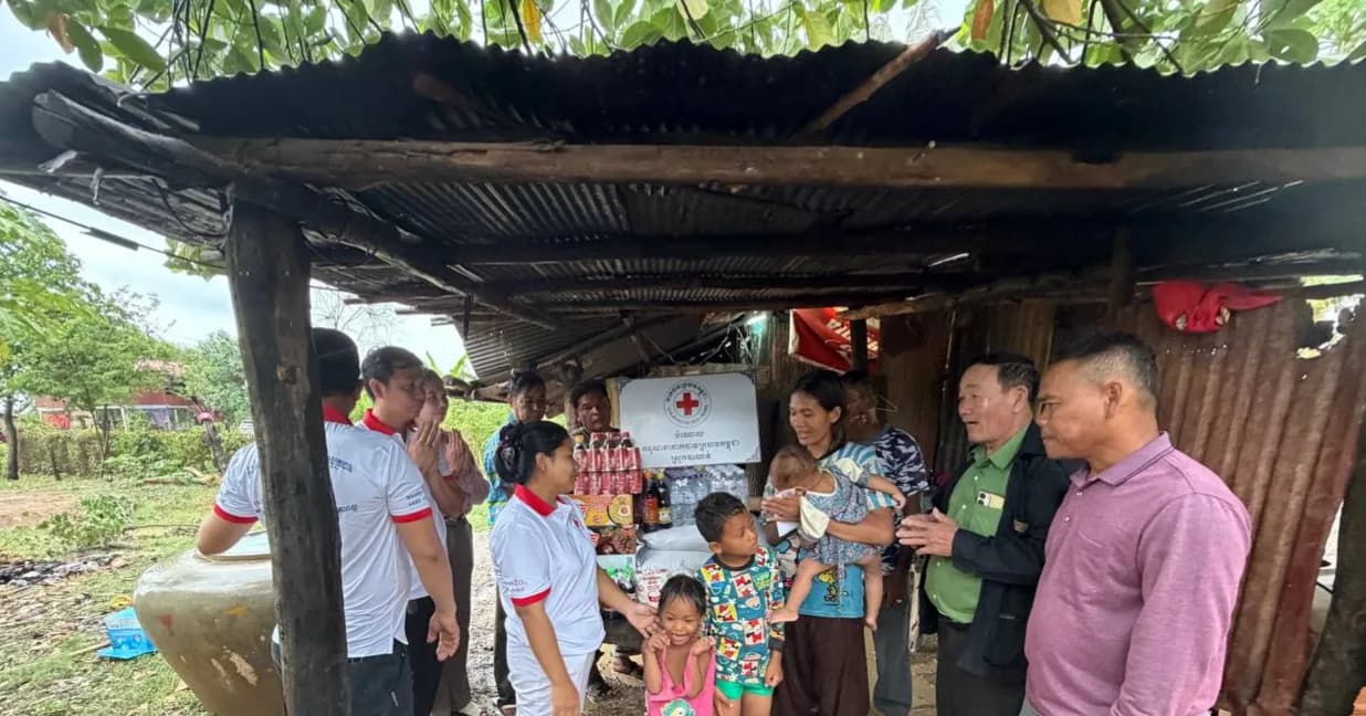 អនុសាខាកាកបាទក្រហមកម្ពុជា ស្រុកបាណន់ នាំយកអំណោយមនុស្សធម៌របស់សប្បុរសជន ផ្តល់ជូនគ្រួសារ ប្រជាពលរដ្ឋងាយរងគ្រោះបំផុតចំនួន១គ្រួសារ នៅឃុំឈើទាល