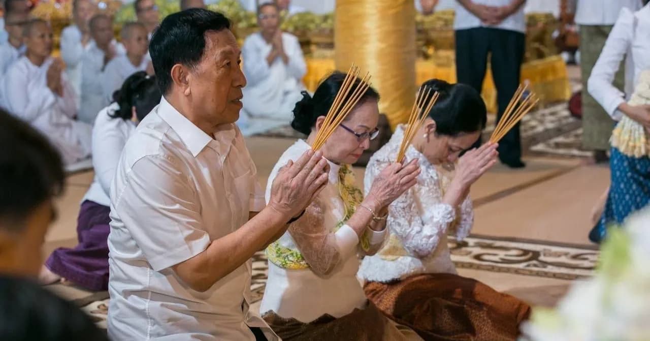 លោកជំទាវបណ្ឌិត ពេជ ចន្ទមុន្នី អញ្ជើញចូលរួមពិធីសូត្រមន្តវេនកាន់បិណ្ឌទី៨នៅពុទ្ធមណ្ឌលវិបស្សនាធុរៈ (ភ្នំព្រះរាជទ្រព្យ)
