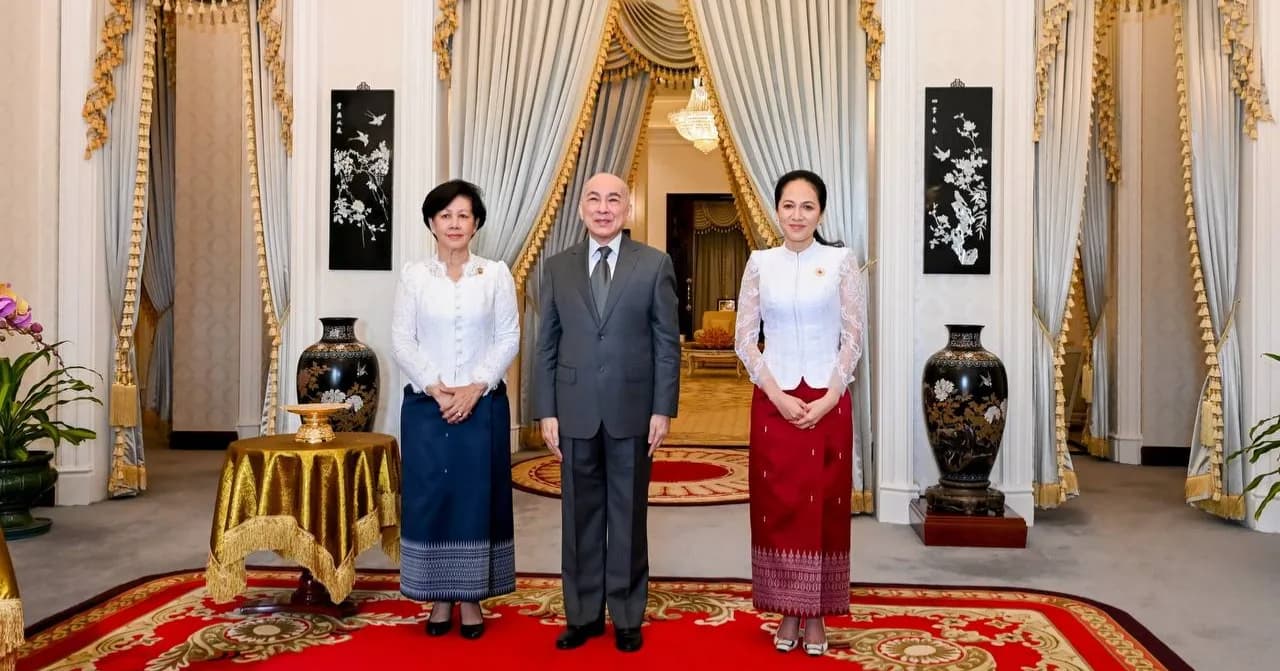 លោកជំទាវបណ្ឌិត ពេជ ចន្ទមុន្នី ហ៊ុនម៉ាណែត ចូលក្រាបថ្វាយបង្គំគាល់ និងទទួលព្រះរាជទ្រព្យផ្ទាល់ ព្រះរាជូបត្ថម្ភដល់កាកបាទក្រហមកម្ពុជា