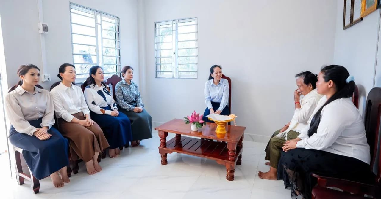 លោកជំទាវបណ្ឌិត ពេជ ចន្ទមុន្នី អញ្ជើញប្រគល់ផ្ទះថ្មី ចំនួន ៦ខ្នង ជូនដល់ក្រុមគ្រួសារនៃវីរកងទ័ពពលី រស់នៅក្នុងទឹកដីខេត្តតាកែវ