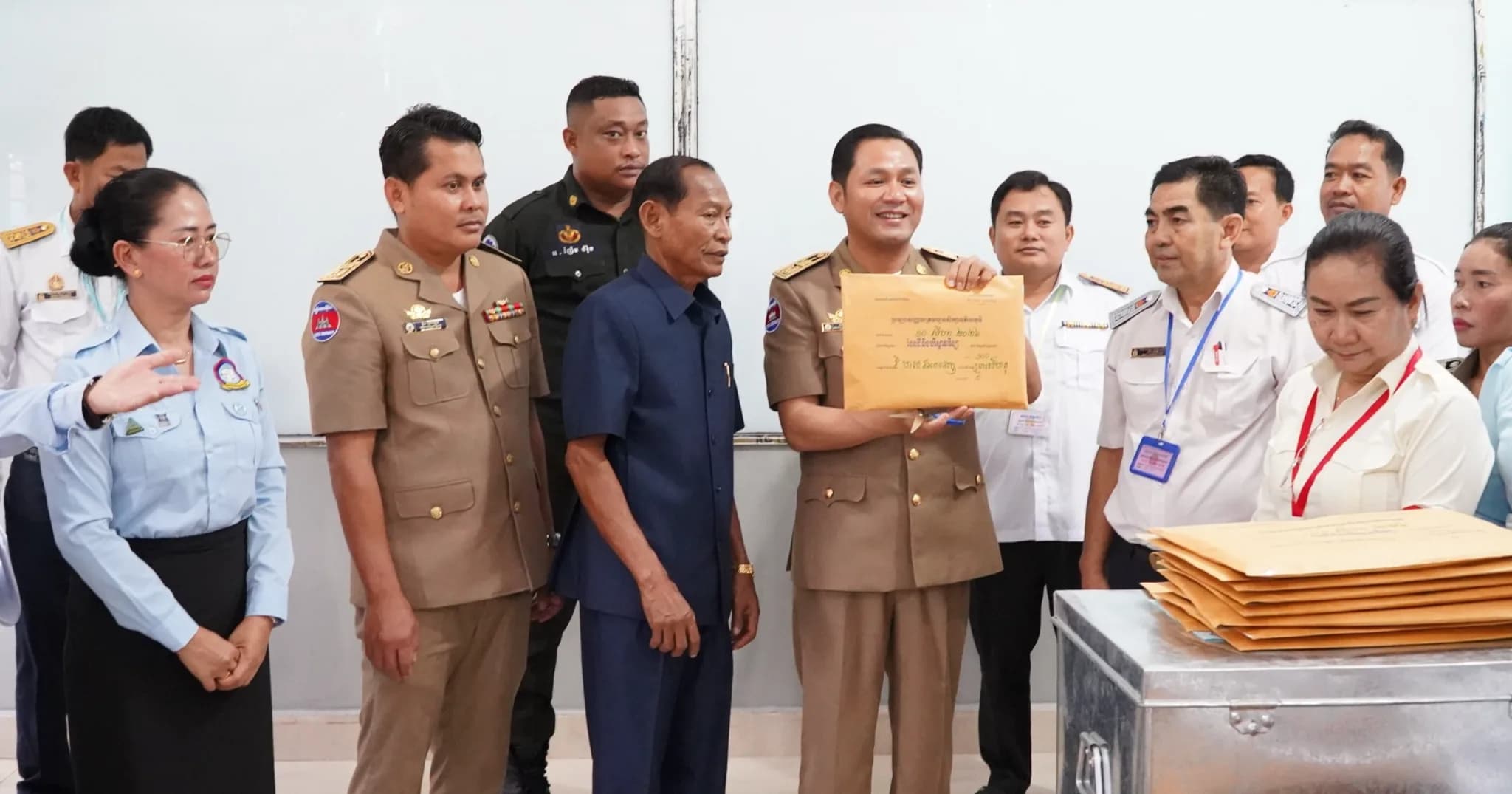 លោក សាមុត សុធារិទ្ធ អភិបាលរងខេត្តព្រះសីហនុ អញ្ជើញក្នុងពិធីបើកវិញ្ញាសាប្រឡងសញ្ញាបត្រមធ្យមសិក្សាទុតិយភូមិ វិទ្យាល័យ ហ៊ុន សែន និង បឋមសិក្សា ហុន សែន វាលរេញ