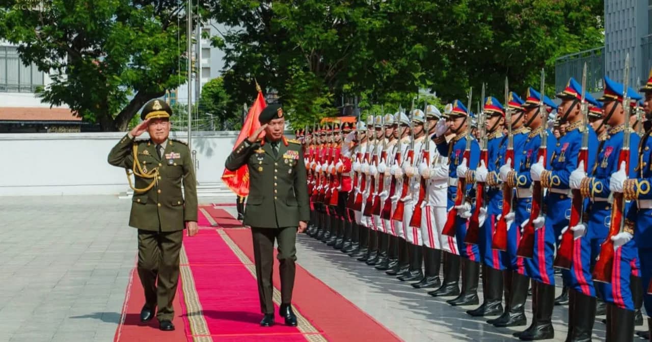 អគ្គមេបញ្ជាការកងទ័ពកម្ពុជា-ម៉ាឡេស៊ី ប្តេជ្ញាពង្រឹងកិច្ចសហប្រតិបត្តិការយោធា និងរួមគ្នាគាំទ្រដំណោះស្រាយដោយសន្តិវិធីនៅក្នុងតំបន់