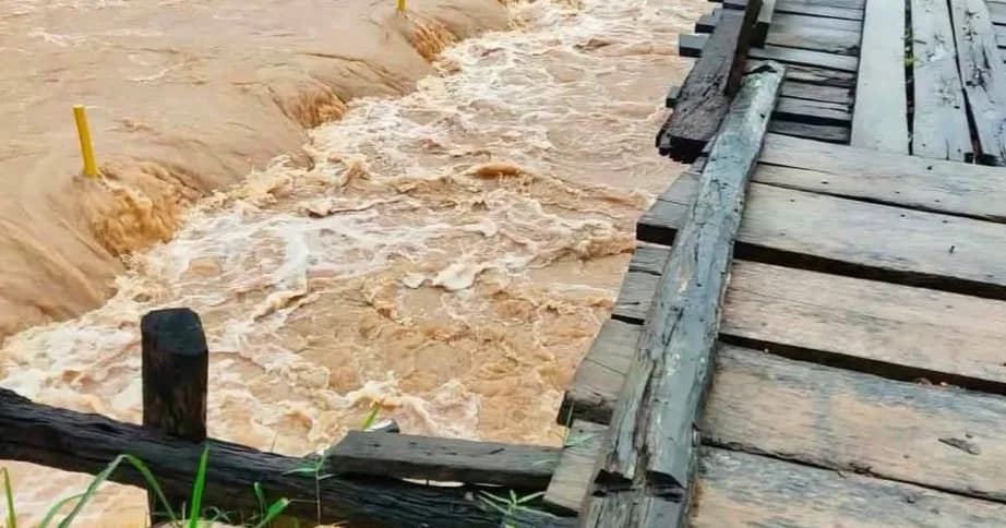 អាជ្ញាធរស្រុកសំឡូតអំពាវនាវ ដល់បងប្អូនប្រជាពលរដ្ឋបង្កើនការប្រុងប្រយ័ត្នឱ្យបានខ្ពស់ ខណៈទឹកភ្លៀងនៅតែបន្តធ្លាក់