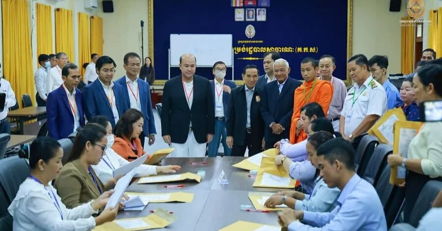 ឯកឧត្តមឧបនាយករដ្ឋមន្ត្រី ហ៊ុន ម៉ានី អញ្ជើញបើកស្លាកនីតិវិធី (Seal) បន្ទប់តម្កល់សន្លឹកកិច្ចការ ដើម្បីចាប់ផ្តើមដំណើរការកែនាព្រឹកនេះ