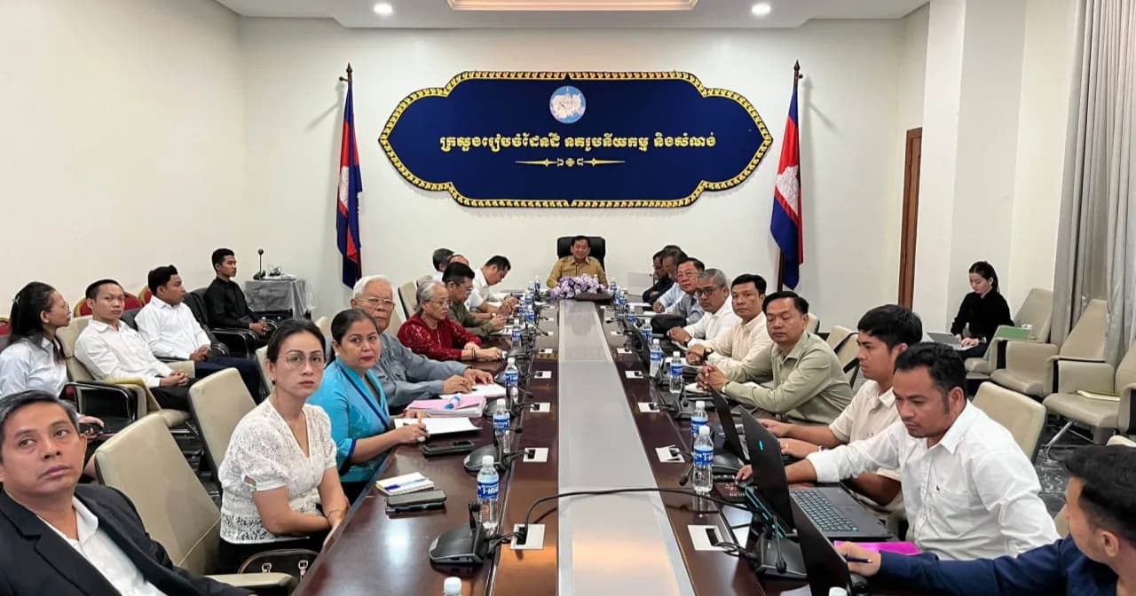 ថ្នាក់ដឹកនាំខេត្ត ចូលរួមប្រជុំដោះស្រាយទំនាស់ដីធ្លីនៅក្រុងកំពង់សោម ក្រោមអធិបតីភាពឯកឧត្តម សុខ គាង រដ្ឋលេខាធិការក្រសួងរៀបចំដែនដី