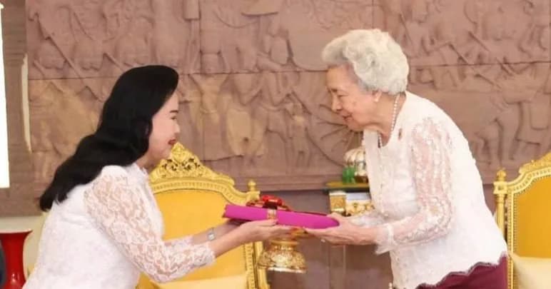 សម្តេចព្រះមហាក្សត្រី ព្រះវររាជមាតាជាតិខ្មែរ សព្វព្រះរាជហឫទ័យប្រោសព្រះរាជានុញ្ញាតដល់ សម្តេចកិត្តិព្រឹទ្ធបណ្ឌិត ប៊ុន រ៉ានី ហ៊ុនសែន ដឹកនាំគណៈប្រតិភូចូលក្រាបថ្វាយបង្គំគាល់ ថ្វាយព្រះពរ