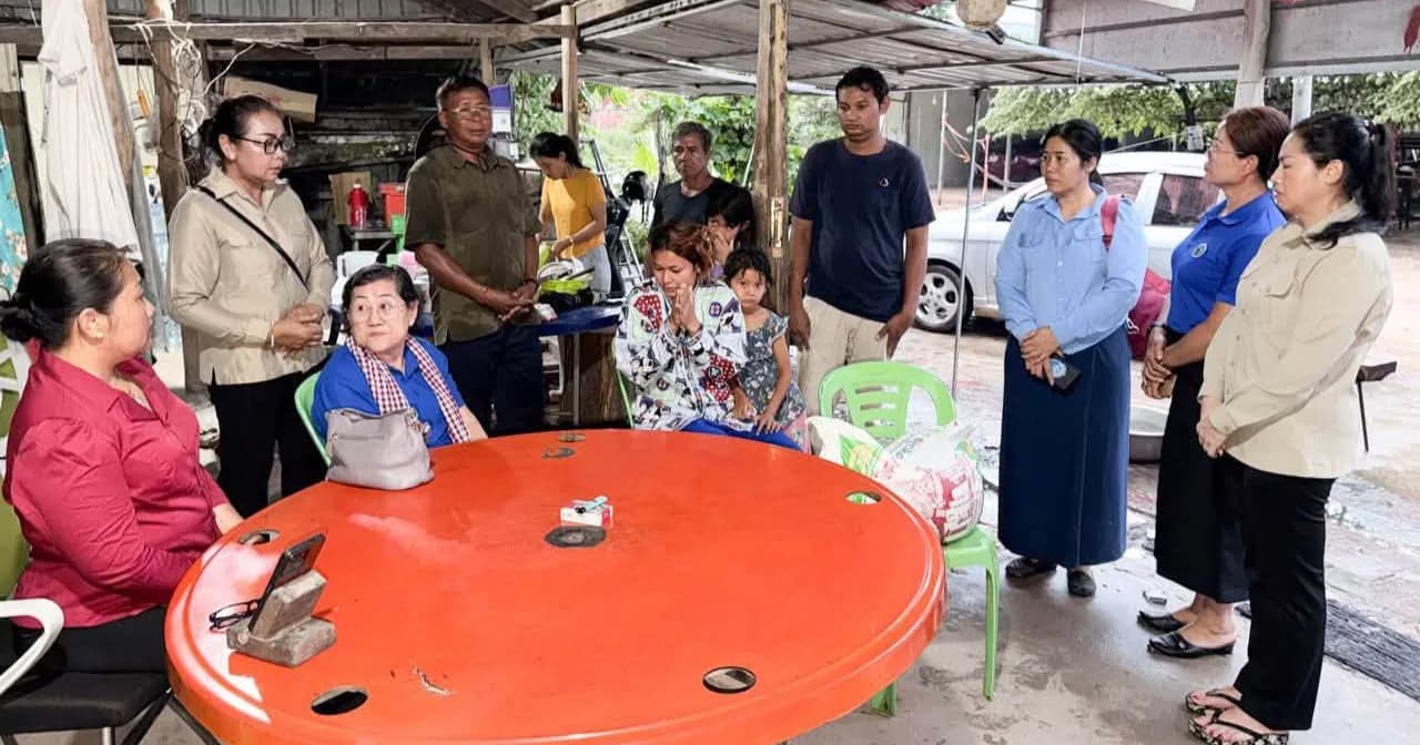 សាខាសមាគមនារីកម្ពុជាដើម្បីសន្ដិភាព និងអភិវឌ្ឍន៍ខេត្តព្រះសីហនុ ចុះសួរសុខទុក្ខ និងនាំយកអំណោយជូនគ្រួសារខ្វះខាតក្នុងសង្កាត់លេខ១