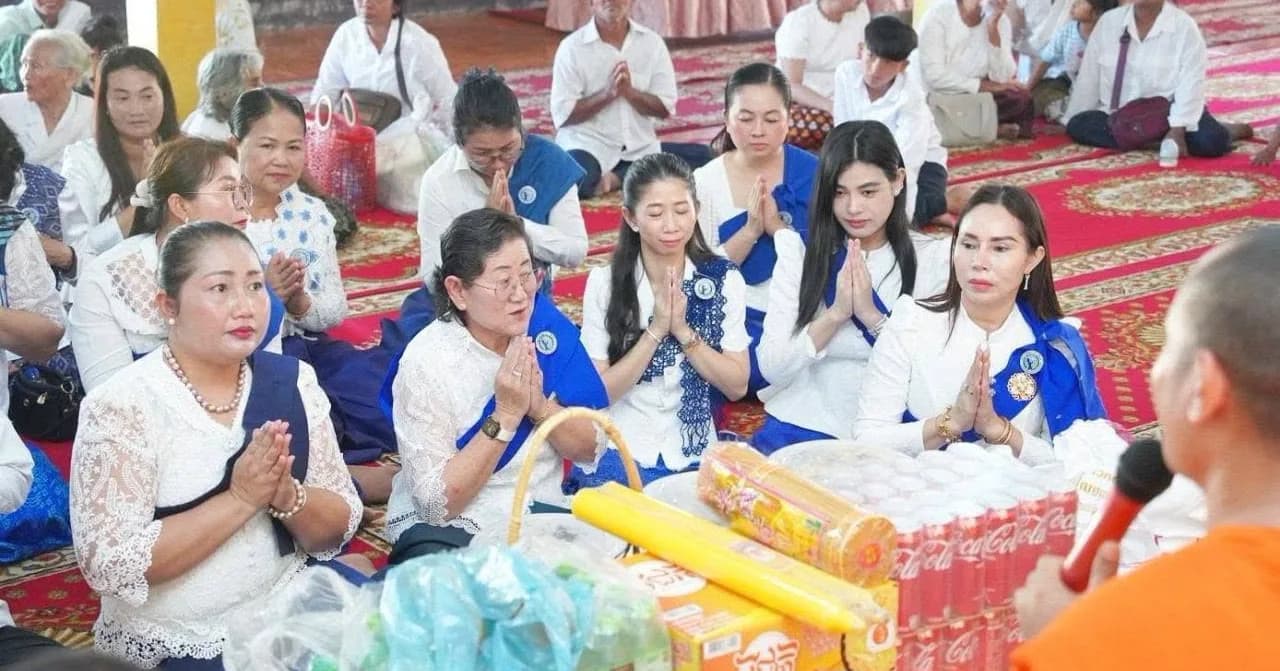 សាខាសមាគមនារីកម្ពុជាដើម្បីសន្តិភាព និងអភិវឌ្ឍន៍ខេត្តព្រះសីហនុ នាំយកទេយ្យទាន និងបច្ច័យប្រគេនព្រះសង្ឃក្នុងពិធីបុណ្យកាន់បិណ្ឌវេនទី ១១ និង ១២ នៅស្រុកកំពង់សីលា