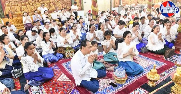 ឯកឧត្តម នេត្រ ភក្ត្រា និងលោកជំទាវ រួមជាមួយថ្នាក់ដឹកនាំ មន្ត្រីរាជការ អញ្ជើញរាប់បាត្រ ប្រគេនចង្ហាន់ និងទេយ្យទានជូនព្រះសង្ឃ នៅវត្តវិមានតេជះ
