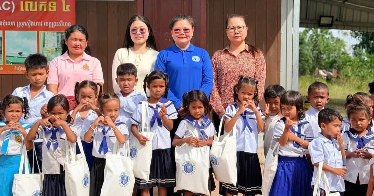 លោកជំទាវ គីម សុភ័ក្ត្រ ម៉ាង ស៊ីណេត ចុះសំណេះសំណាល សួរសុខទុក្ខ និងចែកសម្ភារសិក្សាដល់កុមារតូចនៅសាលាមត្តេយ្យសិក្សាសហគមន៍អូតាសេក ខេត្តព្រះសីហនុ