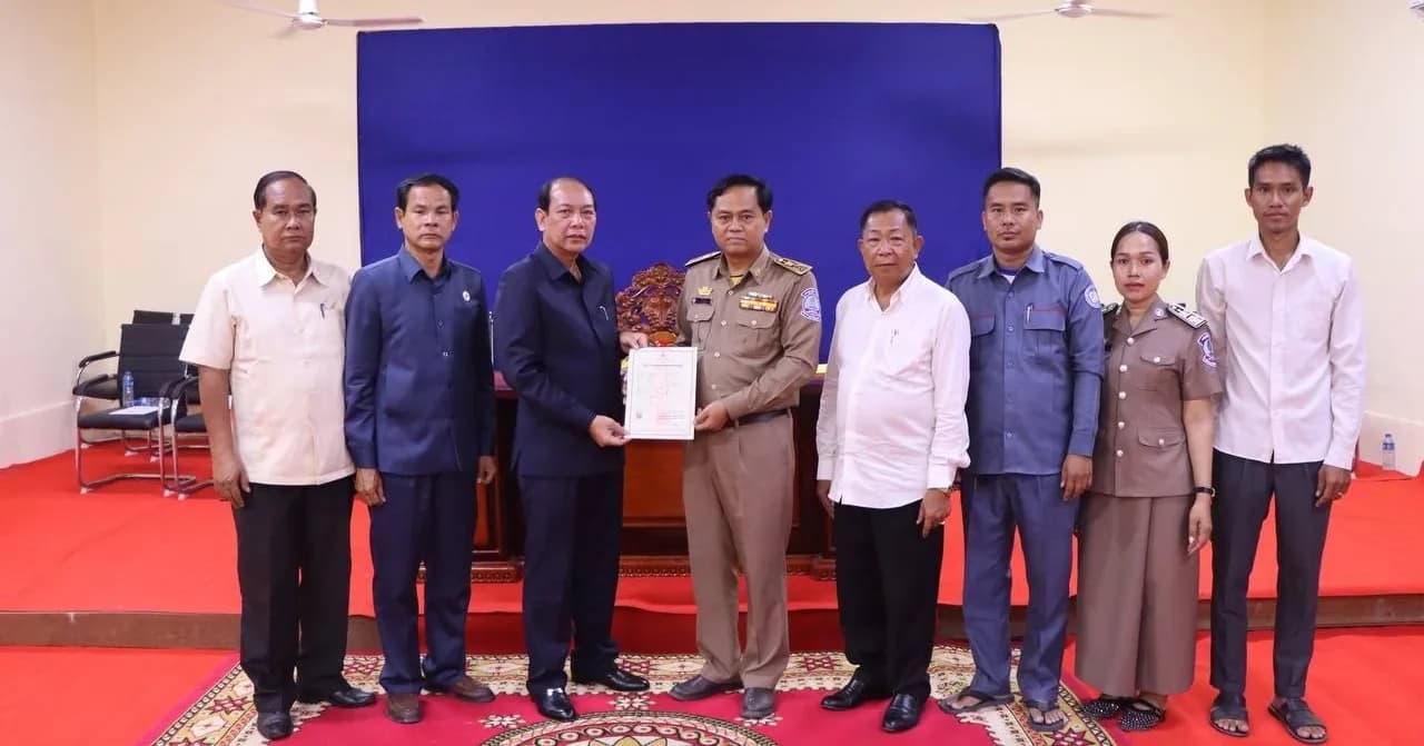 ឯកឧត្តម ទូច គង្គា អញ្ជើញជាអធិបតីក្នុងពិធីប្រគល់ប័ណ្ណកម្មសិទ្ធិអចលនទ្រព្យ (ទ្រព្យសម្បត្តិរដ្ឋ) ជូនដល់រដ្ឋបាលស្រុក ឃុំ និងកងកម្លាំងប្រដាប់អាវុធ ក្នុងស្រុកបុរីអូរស្វាយសែនជ័យ
