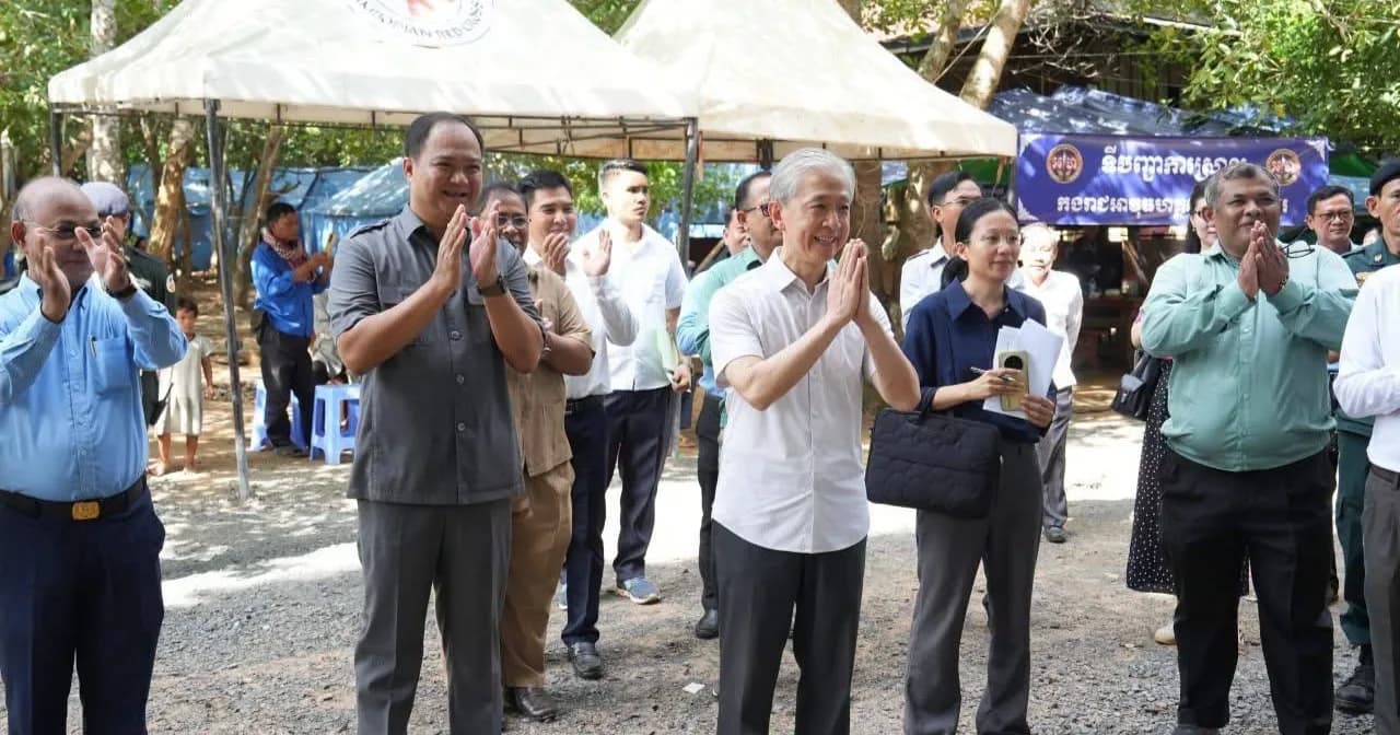 ឯកអគ្គរដ្ឋទូតចិន អញ្ជើញចុះសួរសុខទុក្ខ និងនាំយកអំណោយស្ថានទូតចិន ចែកជូនបងប្អូនប្រជាពលរដ្ឋភៀសសឹក ដែលមិនទាន់អាចវិលត្រឡប់ទៅលំនៅឋានវិញ នៅ មណ្ឌលសុវត្ថិភាពវត្តពើងអង្កាម