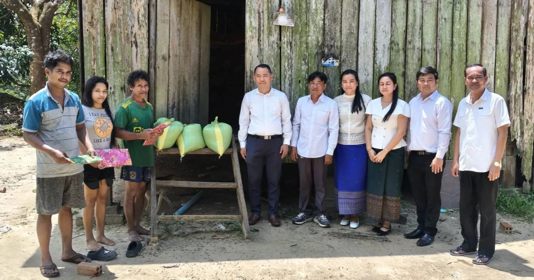 ក្រុមការងារគណបក្សចុះជួយមូលដ្ឋានឃុំតានៃ ចុះសួរសុខទុក្ខ និងនាំយកអំណោយជូនប្រជាពលរដ្ឋមានជីវភាពខ្វះខាតចំនួន ១០គ្រួសារ