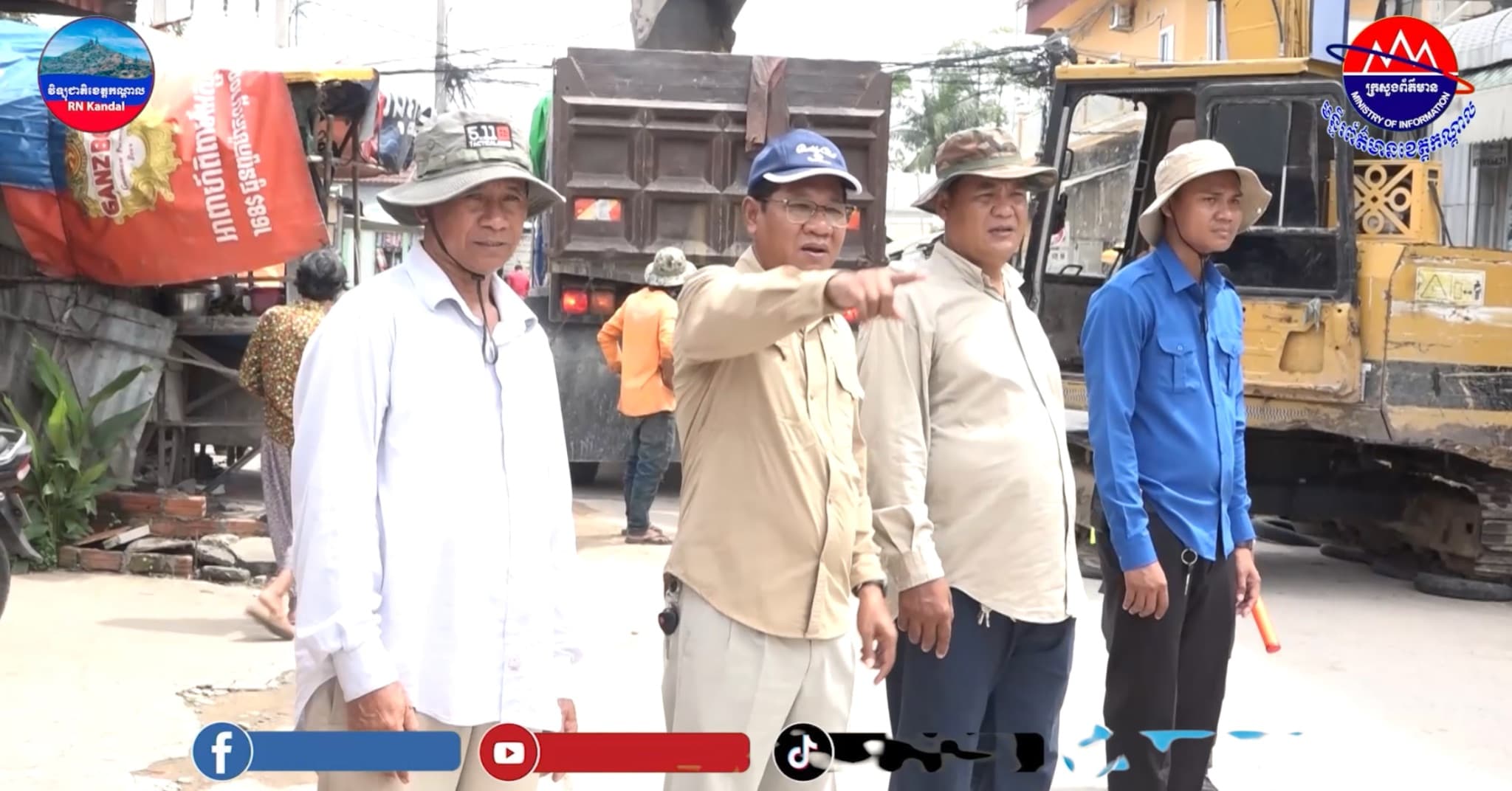 រដ្ឋបាលក្រុងតាខ្មៅ ចុះរៀបចំសណ្តាប់ធ្នាប់ និងពិនិត្យការដ្ឋានដំឡើងភ្លើងសញ្ញាចរាចរណ៍ នៅចំណុចផ្សារដើមអំពិល ដើម្បីកាត់បន្ថយការកកស្ទះ និងគ្រោះថ្នាក់ចរាចរណ៍