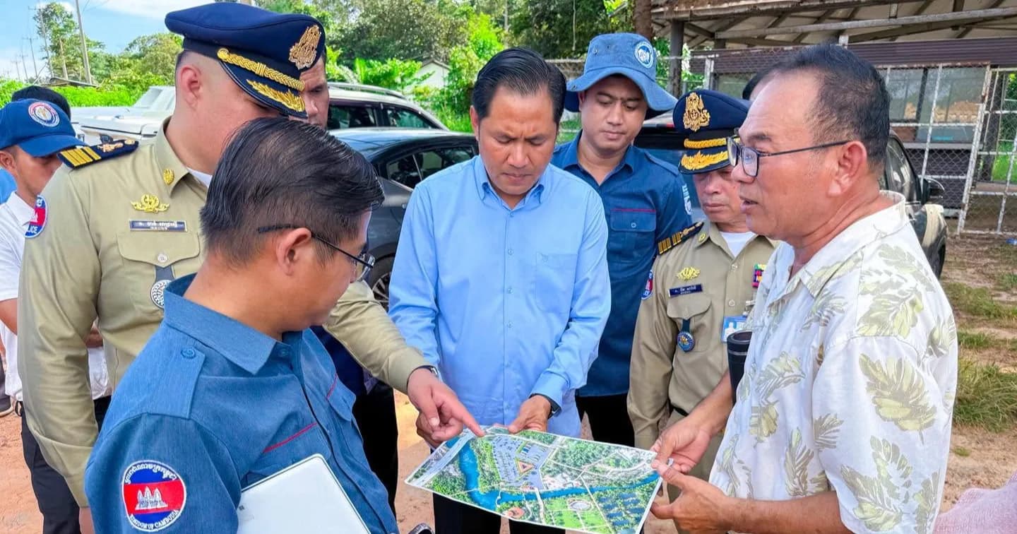 លោក សាមុត សុធារិទ្ធ អភិបាលរងខេត្តព្រះសីហនុ ចុះពិនិត្យវឌ្ឍនភាពការរៀបចំចំណតរថយន្ត នៃគម្រោងកែលម្អរមណីយដ្ឋានទឹកធ្លាក់ក្បាលឆាយ