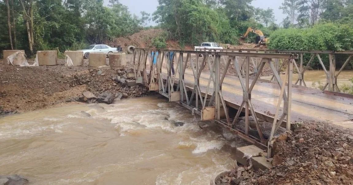ផ្លូវស្ពានខូចខាតដោយជំនន់ទឹកភ្លៀងត្រូវបានជំនាញនិងអាជ្ញាធរស្រុកសំឡូតអន្តរាគមន៍ស្ដារធ្វើចរាចរណ៍ធម្មតាឡើងវិញ