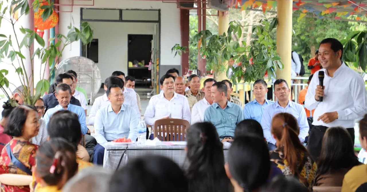 លោក សាមុត សុធារិទ្ធ អភិបាលរងខេត្តព្រះសីហនុ ដឹកនាំកិច្ចប្រជុំពិគ្រោះយោបល់ជាមួយអាជីវករ ដើម្បីអនុវត្តគម្រោងកែលម្អរមណីយដ្ឋានទឹកធ្លាក់ក្បាលឆាយ