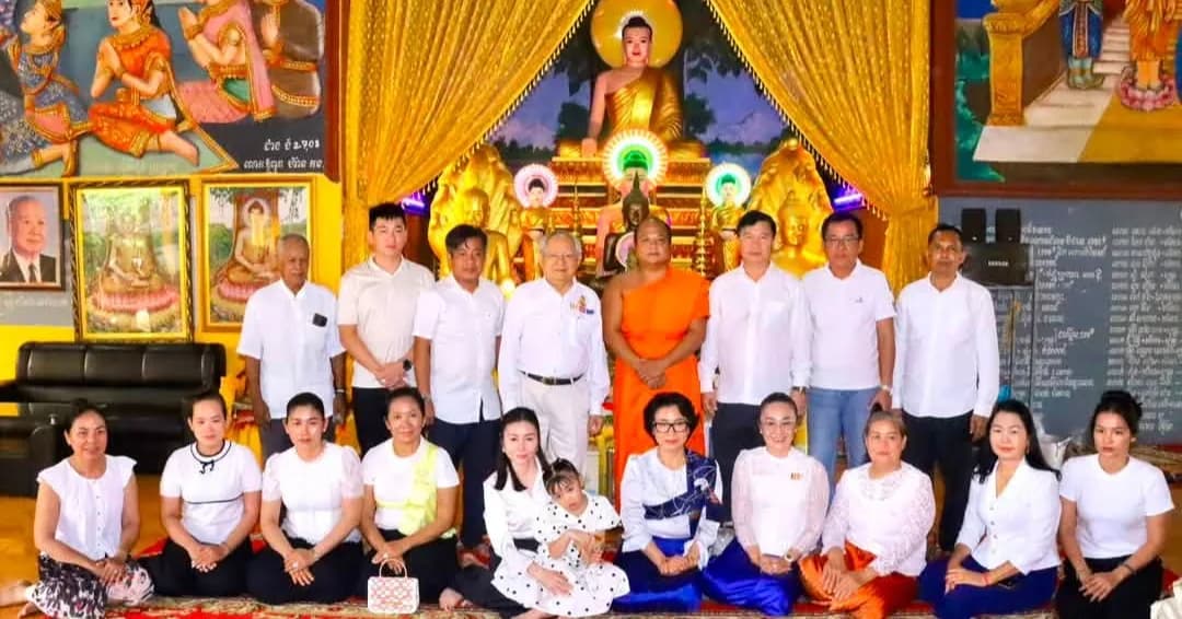 ថ្នាក់ដឹកនាំស្រុកកំពង់សីលា និងសប្បុរសជន នាំយកអំណោយប្រគេនព្រះសង្ឃគង់ចាំព្រះវស្សាស្រុកកំពង់សីលា