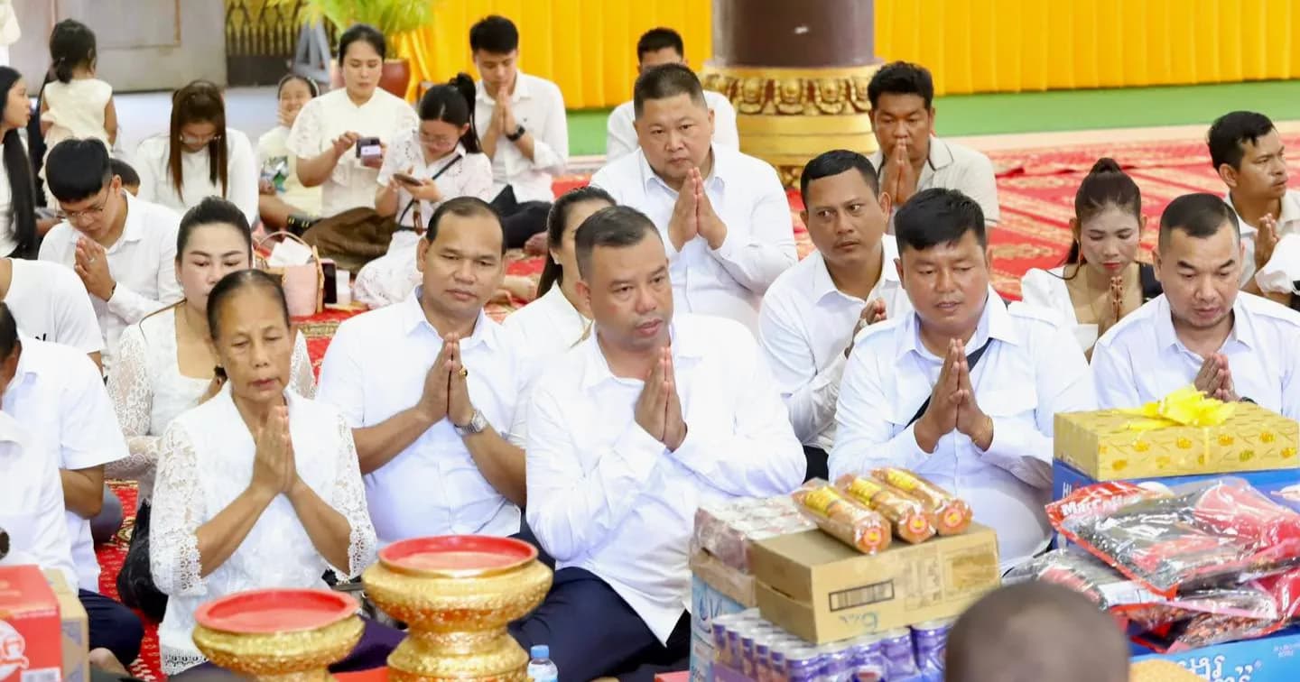 វេនកាន់បិណ្ឌទី៥ ក្រុមការងារ វ៉ាស៊ីនតោន ឌីស៊ី នាំយកទេយ្យទាន ប្រគេនព្រះសង្ឃយ៉ាងជ្រះថ្លា នៅវត្តព្រហ្មកេរ្តិ៍ ស្រុកព្រៃនប់
