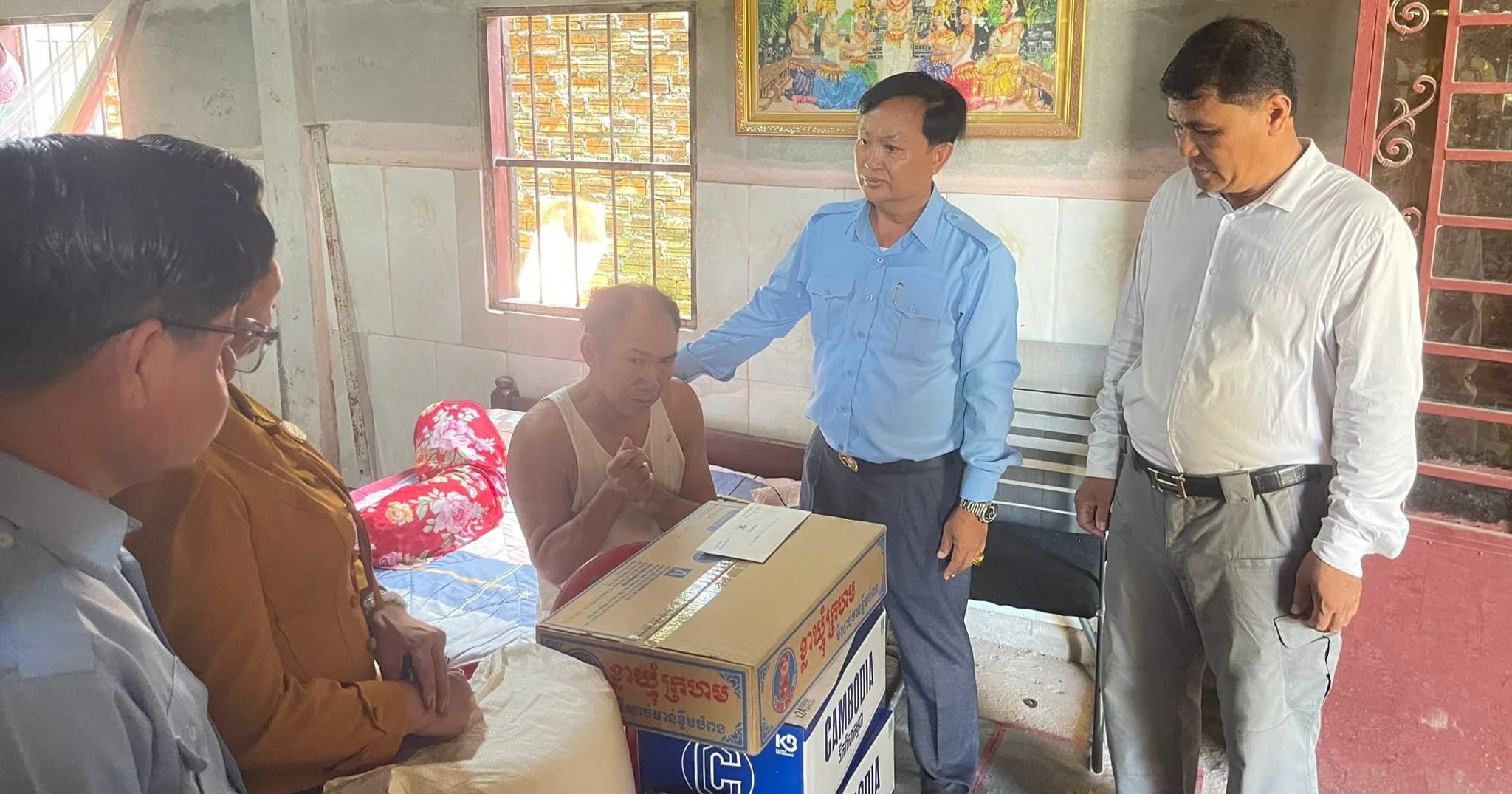 លោក អ៉ី ធារិន អភិបាលស្រុកព្រៃនប់ ចុះសួរសុខទុក្ខ និងលើកទឹកចិត្តលោកគ្រូគណិតវិទ្យាដែលកំពុងមានជំងឺ