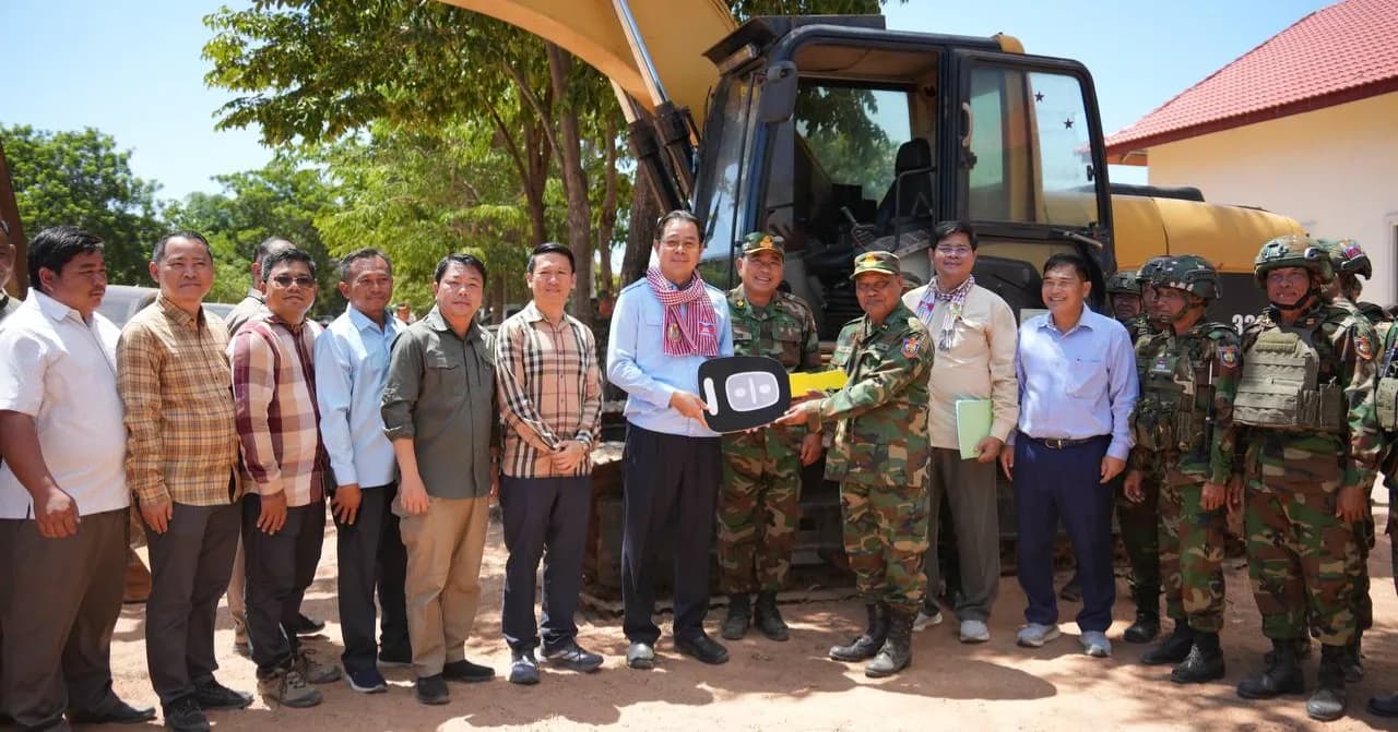 ឯកឧត្តម ម៉ាង ស៊ីណេត ដឹកនាំគណៈប្រតិភូចុះសួរសុខទុក្ខដល់នាយ នាយរង ពលទាហានកងពល តូចលេខ៤ និងនាំយកអំណោយសម្តេចធិបតី និងលោកជំទាវបណ្ឌិត ឧបត្តម្ភជូនវីរកងទ័ពទិសខេត្តឧត្តរមានជ័យ