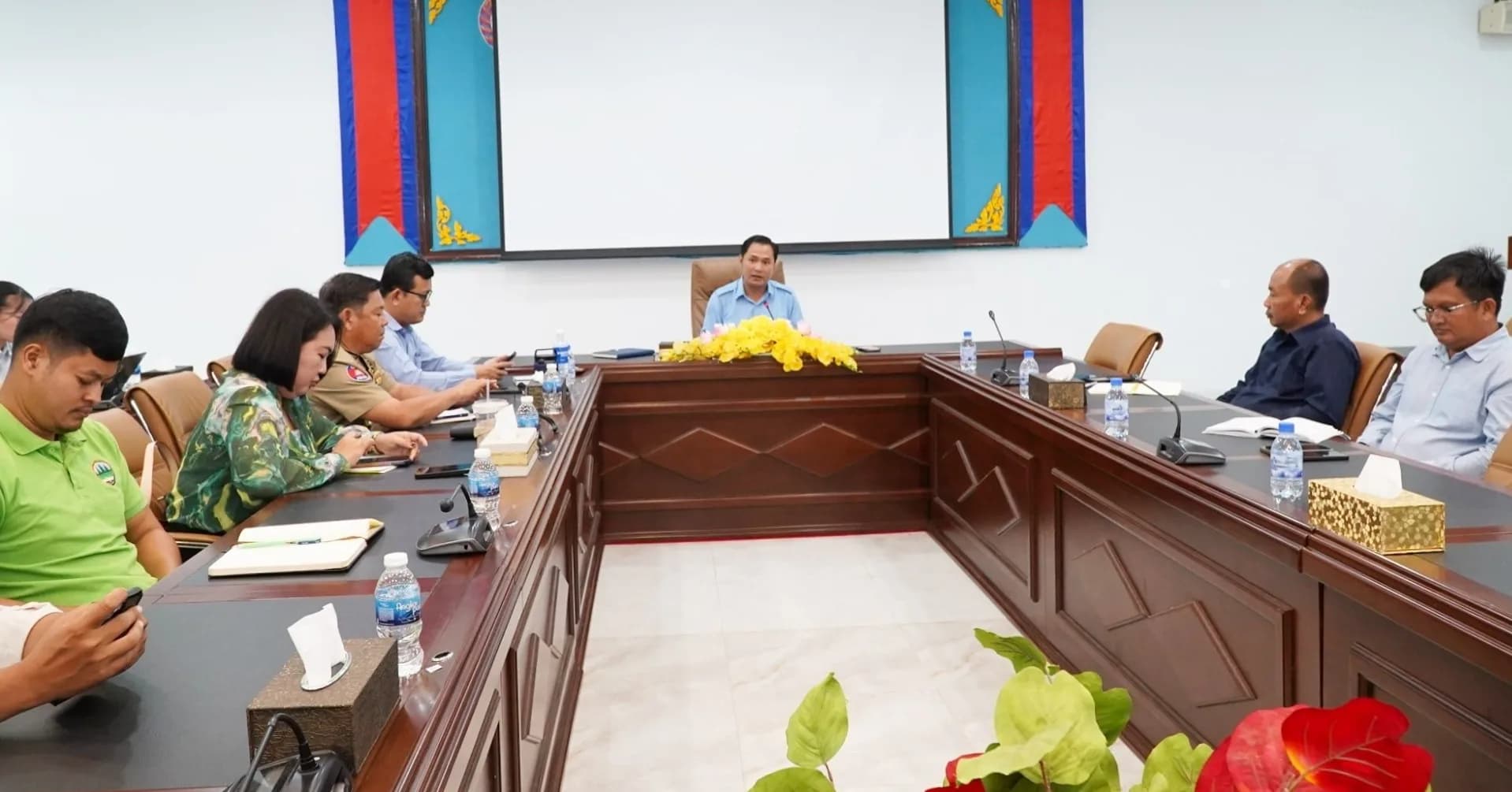 រដ្ឋបាលខេត្តព្រះសីហនុ ប្រជុំស្តាប់បទបង្ហាញស្តីពីការដំឡើងស្លាកសញ្ញាចរាចរណ៍ "អនុញ្ញាតឱ្យចតយានយន្តតាមថ្ងៃសេស និងថ្ងៃគូ" នៅតាមបណ្តោយផ្លូវក្នុងក្រុងព្រះសីហនុ