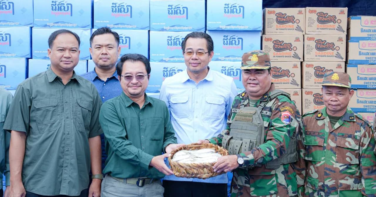 ឯកឧត្តម ម៉ាង ស៊ីណេត នាំយកអំណោយដ៏ថ្លៃថ្លារបស់ចៅៗ អ្នកឧកញ៉ា ប៊ុន ស៊ាងលី និងមហាឧបាសក លីន គ្រី ចែកជូនវីរកងទ័ព និងគ្រួសារទ័ព នៅកងពលតូចលេខ ១២៨ ទិសព្រះវិហារ