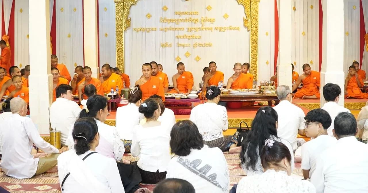 ប្រជាពុទ្ធបរិស័ទយ៉ាងច្រើនកុះករ ចូលរួមរាប់បាត្រ និងប្រគេនចង្ហាន់ដល់ព្រះសង្ឃនៅវត្តឥន្ទញាណ (វត្តក្រោម)ក្នុងពិធីបុណ្យកាន់បិណ្ឌ វេនបិណ្ឌទី១២