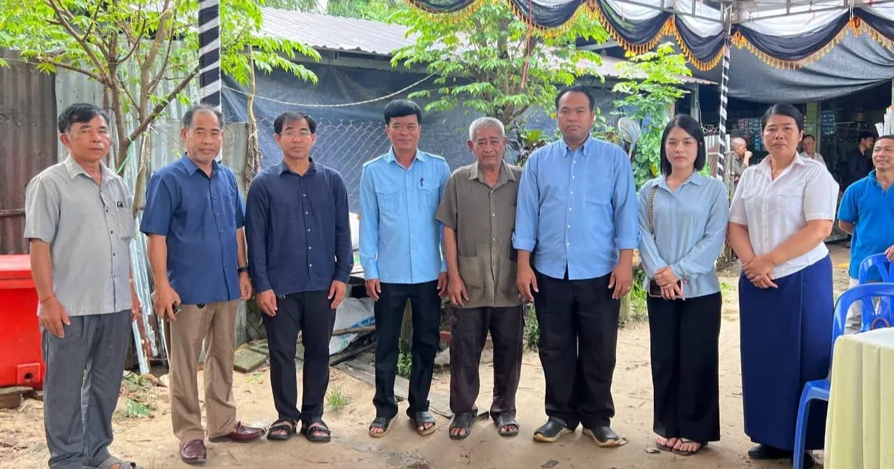 ថ្នាក់ដឹកនាំក្រុងកំពង់សោម ចុះជួបសំណេះសំណាល និងរំលែកទុក្ខគ្រួសារសពអតីតទាហានជើងទឹកនៅសង្កាត់អូរជ្រៅ