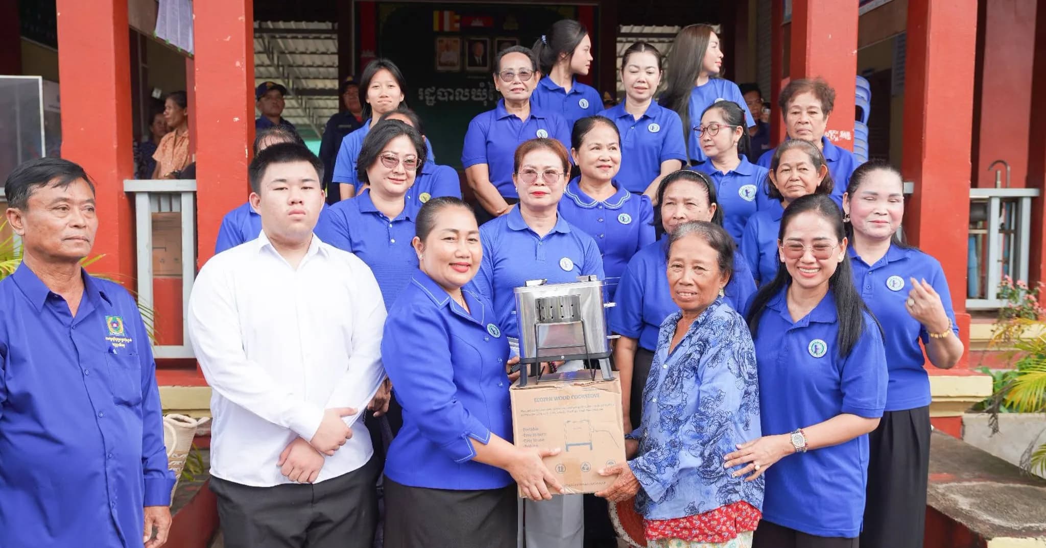 សមាគមនារីខេត្តព្រះសីហនុ ចែកចង្ក្រានសន្សំសំចៃថាមពលដោយឥតគិតថ្លៃជូនប្រជាពលរដ្ឋ ១០៧៥ គ្រួសារ នៅស្រុកព្រៃនប់