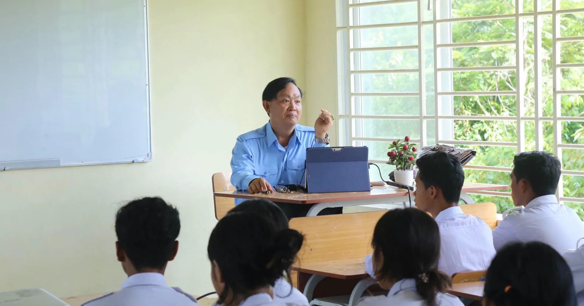 អភិបាលស្រុកព្រៃនប់ ចុះជួបសំណេះសំណាល និងលើកទឹកចិត្តដល់លោកគ្រូ អ្នកគ្រូ និងសិស្សានុសិស្ស នៃសាលាទួលទទឹង