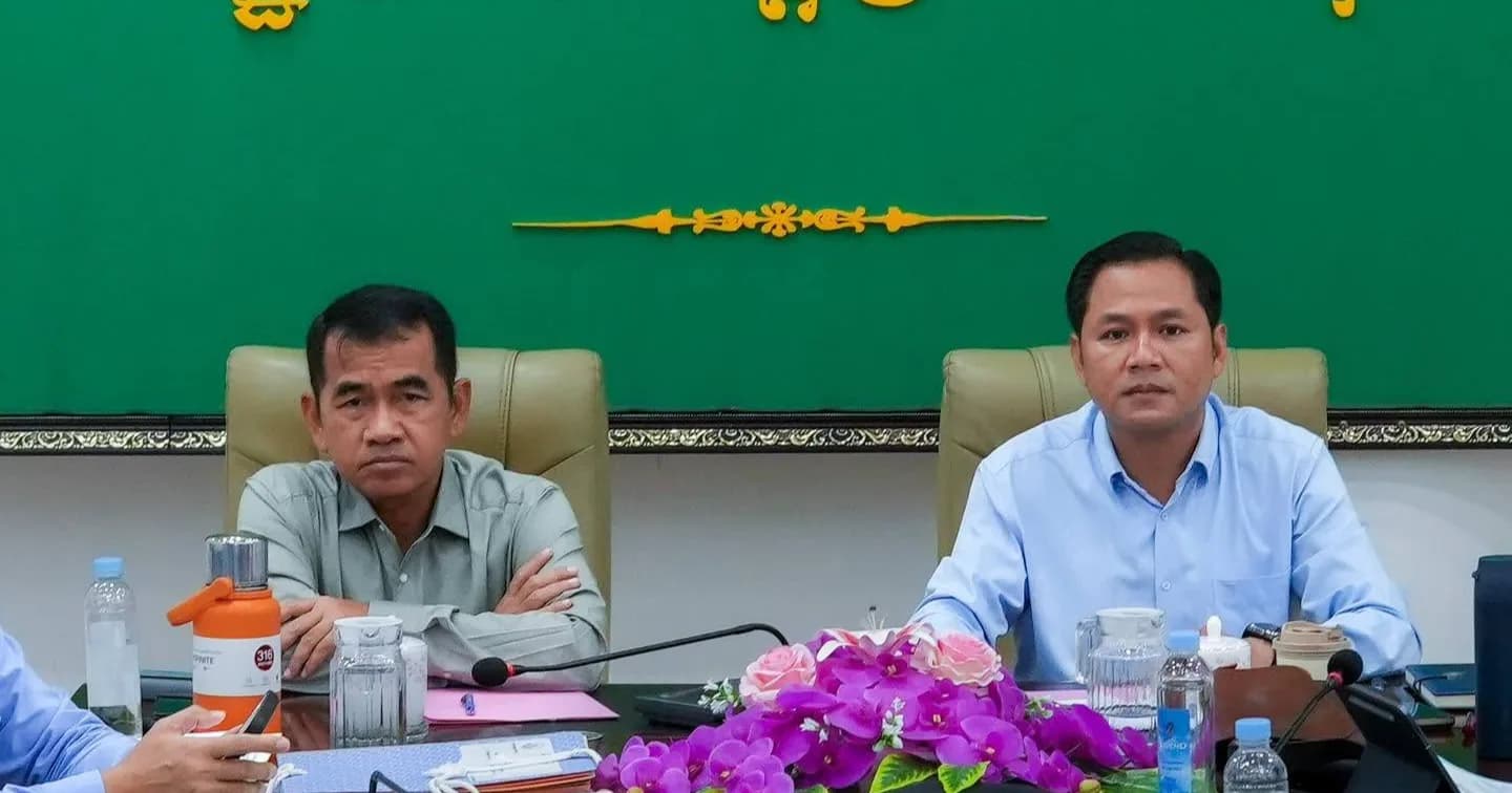 លោក ឯម ភាព និងលោក សាមុត សុធារិទ្ធ អភិបាលរងខេត្តព្រះសីហនុ ដឹកនាំកិច្ចប្រជុំពិនិត្យវឌ្ឍនភាពការងារចងក្រងឯកសារ រូបភាព និងវីដេអូ នៃការសាងសង់អគាររដ្ឋបាលសាលាខេត្តថ្មី