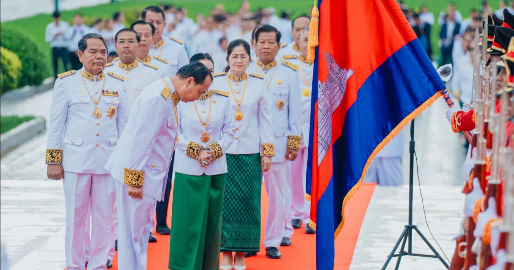 ឯកឧត្តម នេត្រ ភក្ត្រា រដ្ឋមន្រ្តីក្រសួងព័ត៌មាន ដឹកនាំគណៈប្រតិភូក្រសួង អញ្ជើញថ្វាយកម្រងផ្កាគោរពព្រះវិញ្ញាណក្ខន្ធ ព្រះករុណា ព្រះបាទសម្តេចព្រះ នរោត្តម សីហនុ "ព្រះបរមរតនកោដ្ឋ" គម្រប់ខួប ១៤ឆ្នាំ
