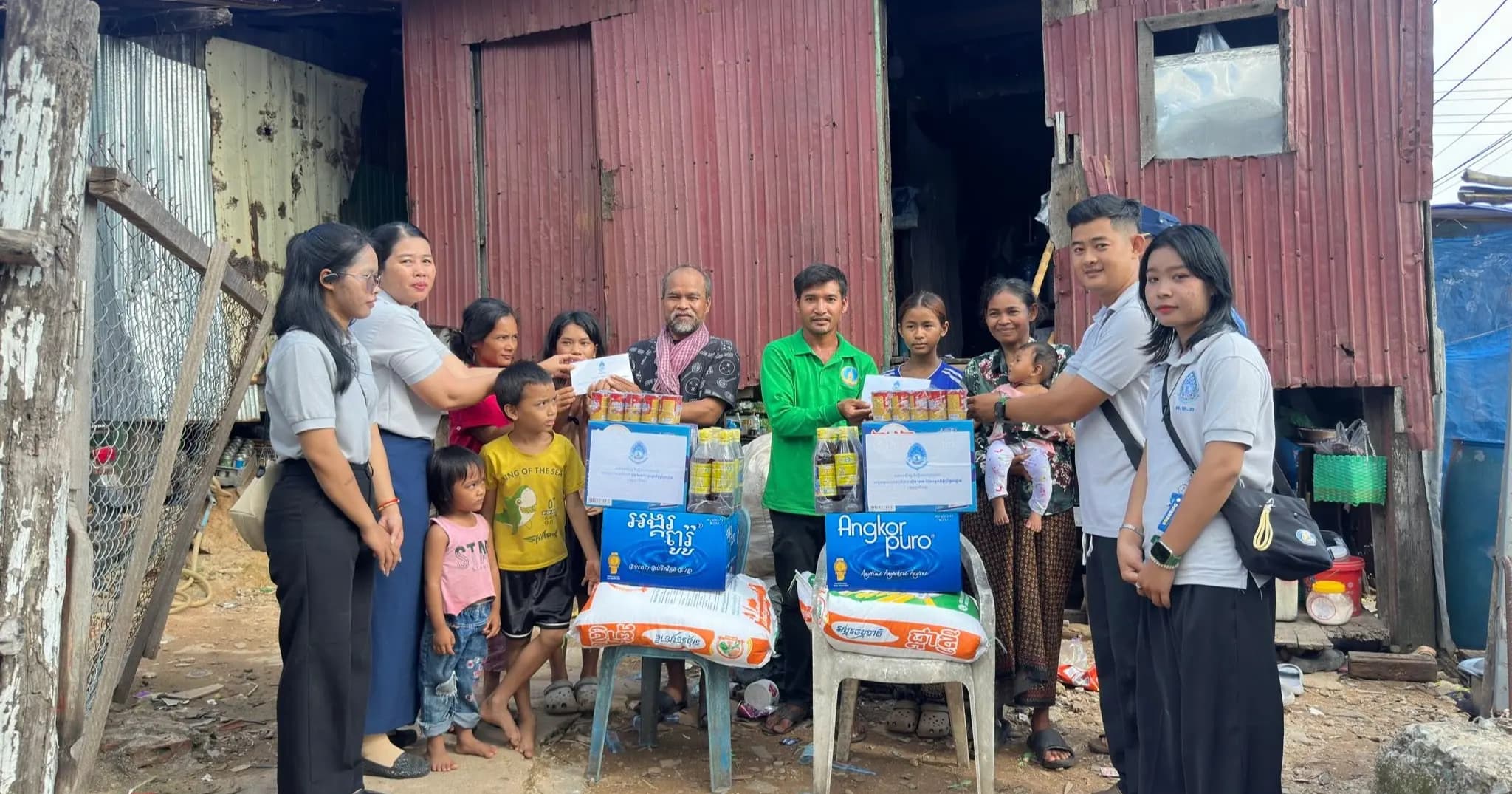អតីតនិស្សិត និងនិស្សិតអាហារូបករណ៍ អ.ម.ត ខេត្តព្រះសីហនុ ចុះសួរសុខទុក្ខ និងនាំយកអំណោយរបស់សម្តេចធិបតី និងលោកជំទាវបណ្ឌិត ជូនប្រជាពលរដ្ឋខ្វះខាត ២គ្រួសារ