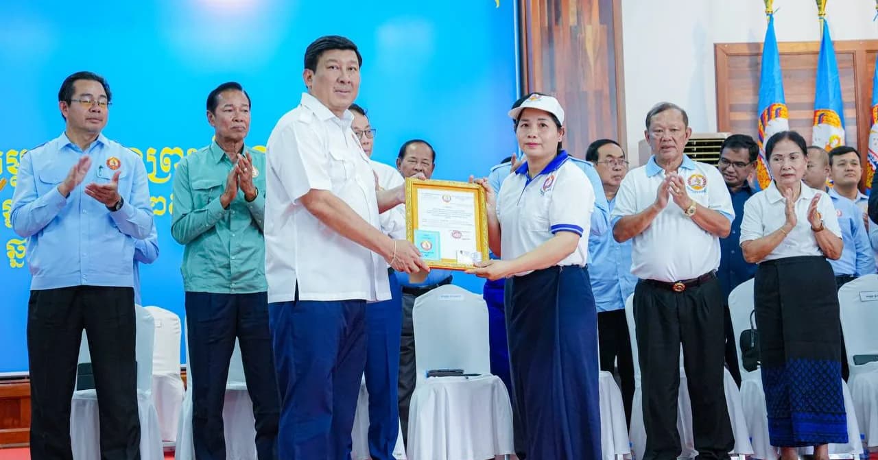 ពិធីប្រកាសបញ្ចូលសមាជិកគណបក្សប្រជាជនកម្ពុជាក្រុងព្រះសីហនុ ក្រោមអធិបតីភាពឯកឧត្តម សាយ សំអាល់ និងឯកឧត្តម ម៉ាង ស៊ីណេត