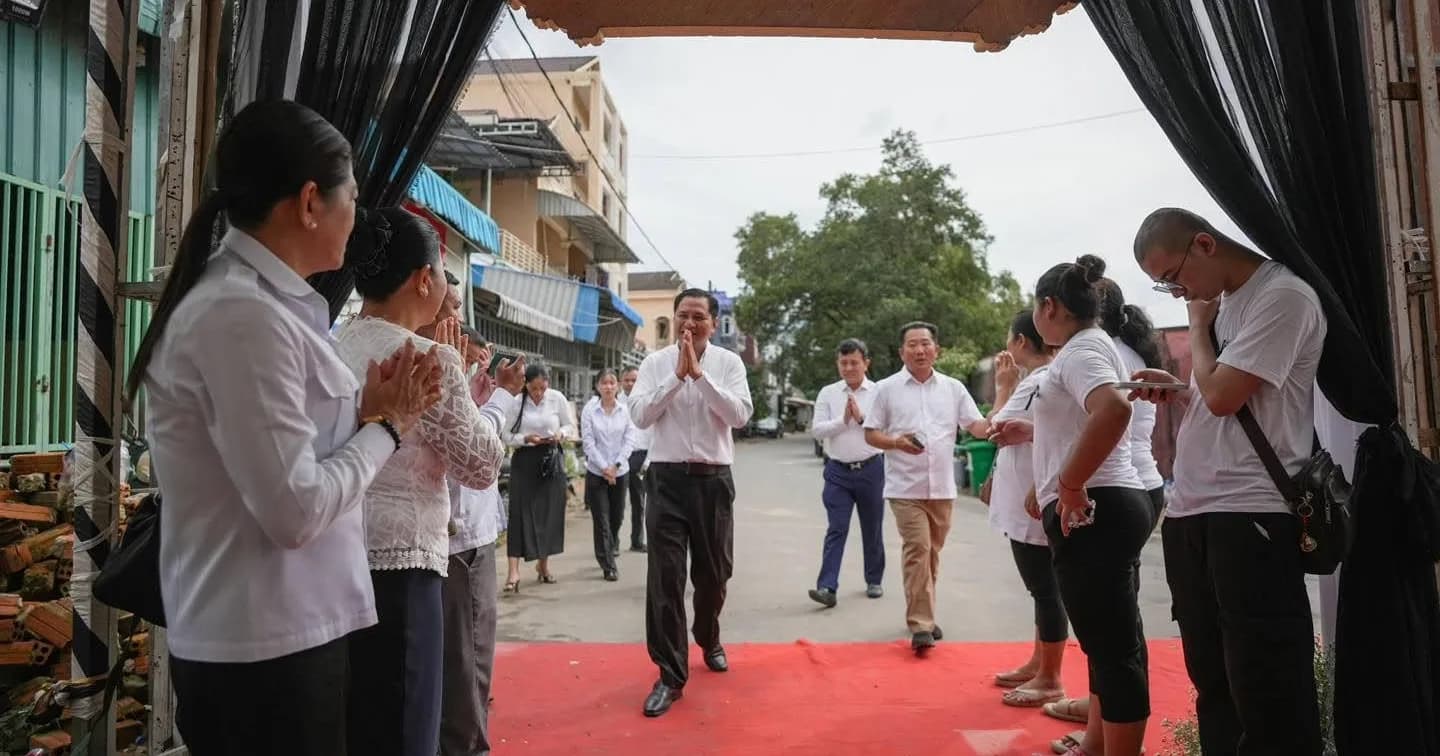 លោក សាមុត សុធារិទ្ធ អភិបាលរងខេត្តព្រះសីហនុ អញ្ជើញគោរពវិញ្ញាណក្ខន្ធសពលោក ពេជ្រ ភារី ប្រធានការិយាល័យនៃមន្ទីរសាធារណការ និងដឹកជញ្ជូនខេត្ត