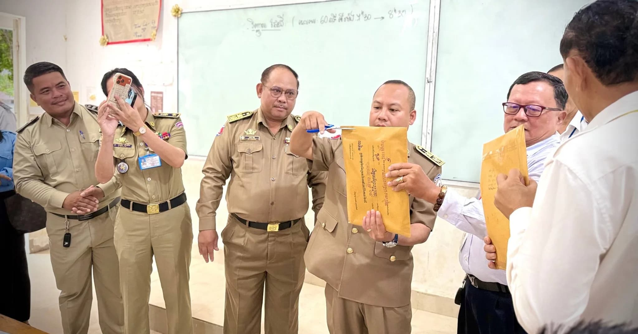 លោក ឡុង ឌីម៉ង់ អញ្ជើញជាអធិបតីក្នុងពិធីបើកហឹបវិញ្ញាសាប្រឡងសញ្ញាបត្រមធ្យម សិក្សាទុតិយភូមិ (បាក់ឌុប) ដើម្បីធានាភាពត្រឹមត្រូវ