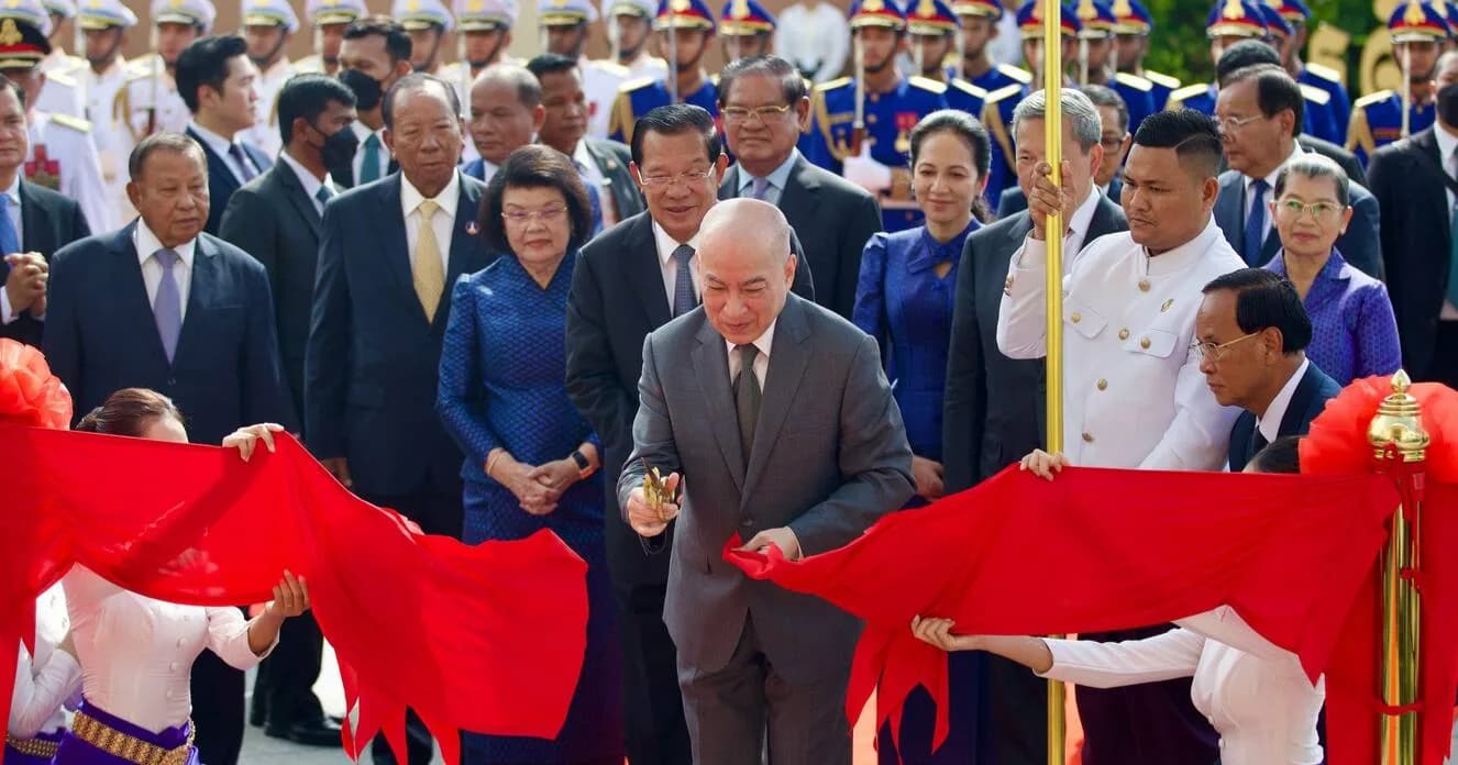 ព្រះករុណាជាអម្ចាស់ជីវិតលើត្បូង យាងជាព្រះរាជាធិបតី ព្រះរាជពិធីសម្ពោធ វិមានសាមគ្គីភាពនៃព្រឹទ្ធសភា