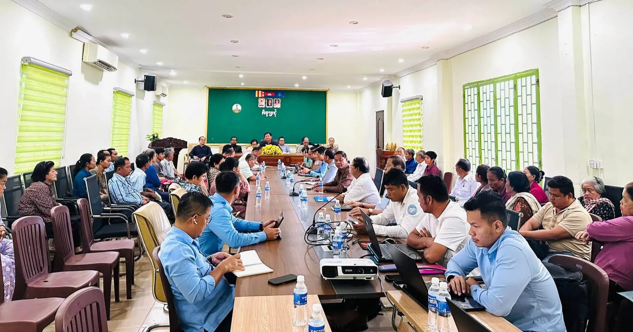 ឯកឧត្តម សុខ គាង ដឹកនាំកិច្ចប្រជុំពិនិត្យ និងដោះស្រាយករណីវិវាទដីធ្លីទំហំជិត ១០០ហិកតា ស្ថិតក្នុងស្រុកកំពង់សីលា ខេត្តព្រះសីហនុ