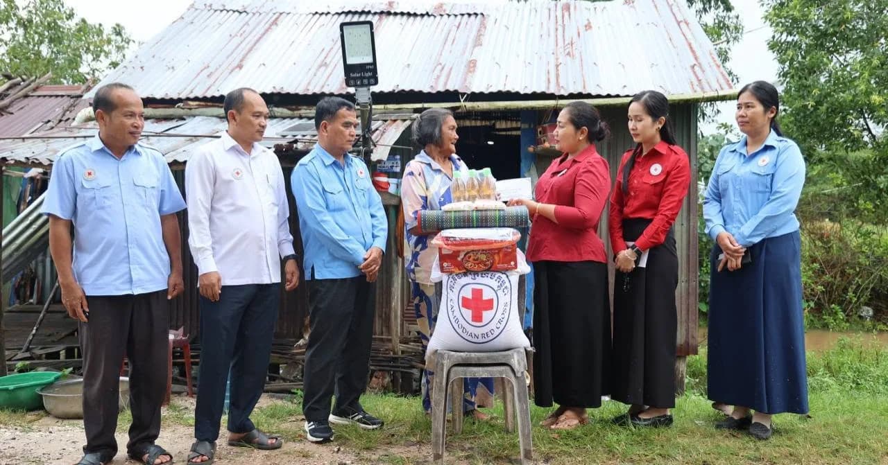 កាកបាទក្រហមកម្ពុជាខេត្តព្រះសីហនុ ចុះសួរសុខទុក្ខ និងនាំយកអំណោយមនុស្សធម៌ ជូនប្រជាពលរដ្ឋងាយរងគ្រោះចំនួន ៤គ្រួសារ ក្នុងក្រុងកំពង់សោម