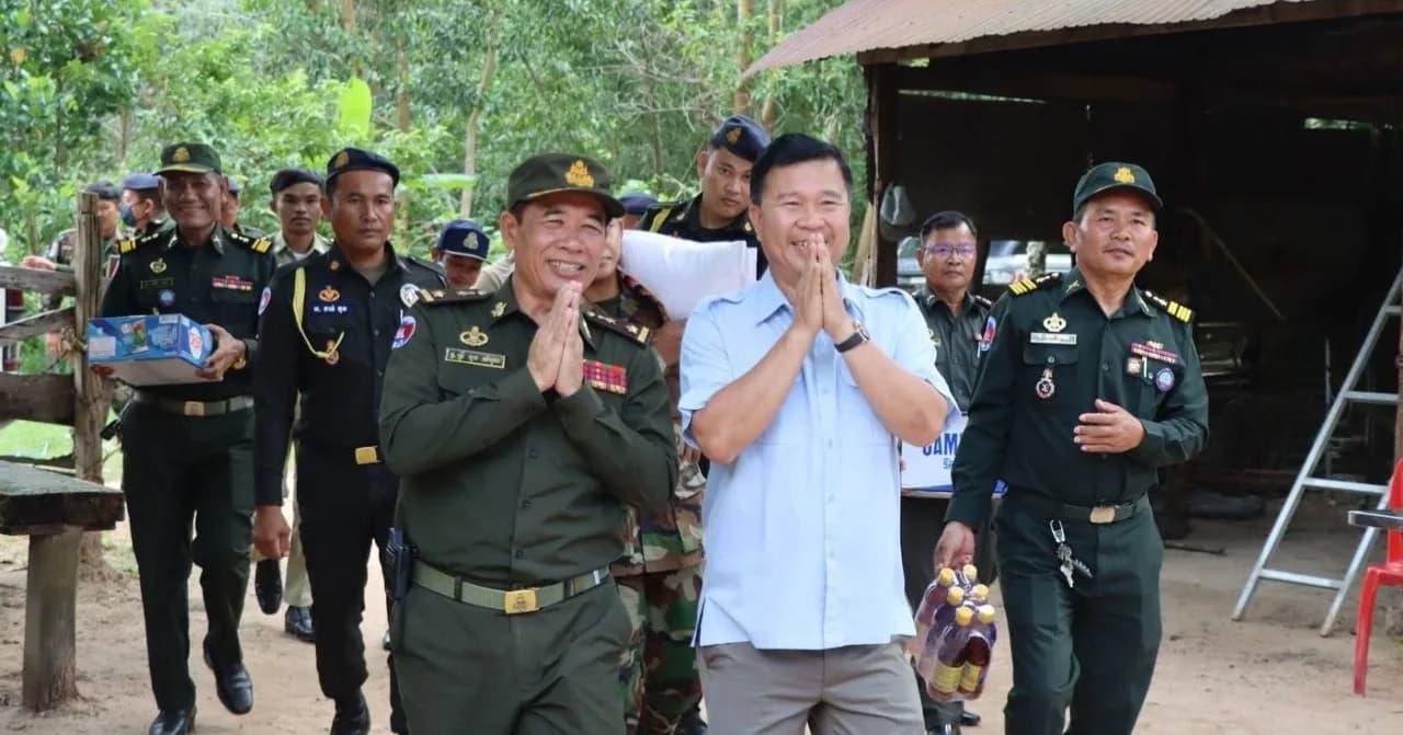 ក្រុមការងារសមាគមអតីតយុទ្ធជន និងនិវត្តជនខេត្តព្រះសីហនុ ចុះសាកសួរសុខទុក្ខ និងនាំយកអំណោយជូនអតីតយុទ្ធជន ៤គ្រួសារ នៅស្រុកកំពង់សិលា