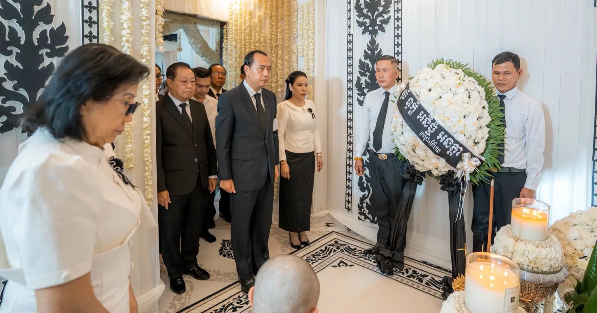 ឯកឧត្តម នេត្រ ភក្ត្រា អញ្ជើញដឹកនាំប្រតិភូក្រសួងព័ត៌មាន ដាក់កម្រងផ្កា និងគោរពវិញ្ញាណក្ខន្ធសព ឯកឧត្តម ខៀវ មុត សមាជិកព្រឹទ្ធសភា