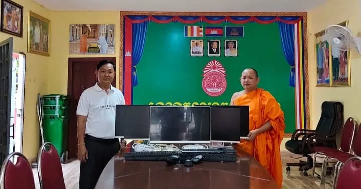លោក អុី ធារិន អភិបាលស្រុកព្រៃនប់ ប្រគេនកុំព្យូទ័រចំនួន ៥គ្រឿង ជូនព្រះមេគណខេត្តព្រះសីហនុ ដើម្បីគាំទ្រការបណ្តុះបណ្តាលបច្ចេកវិទ្យាដល់យុវជន